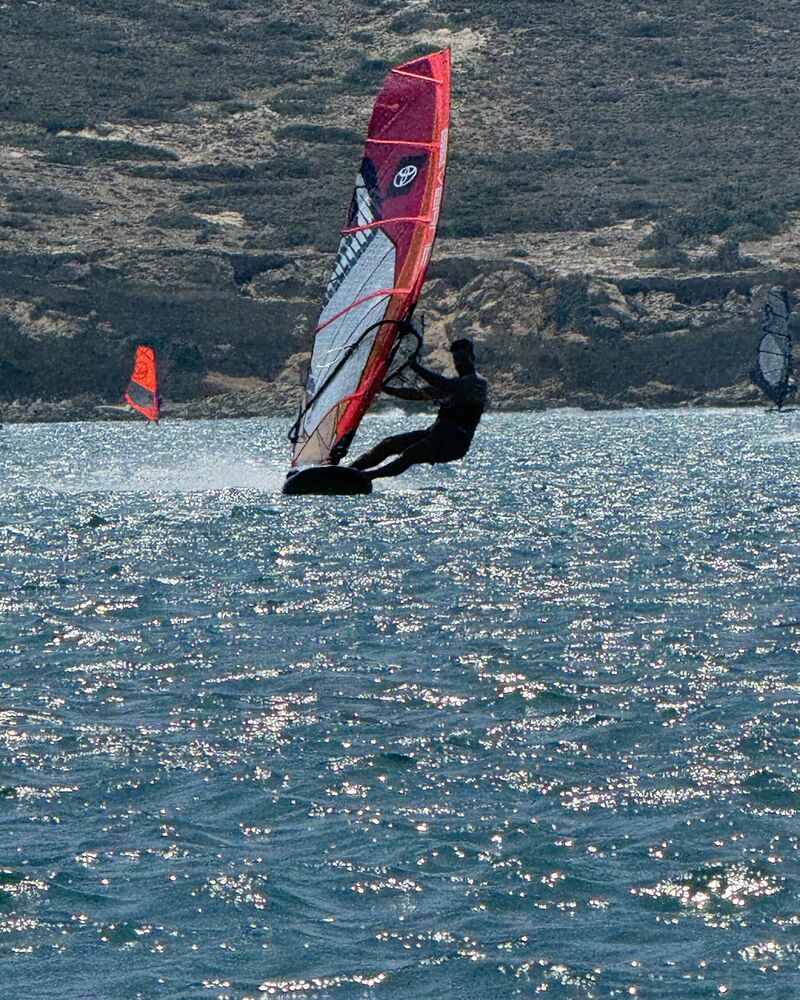 Zachary na windsurfingu